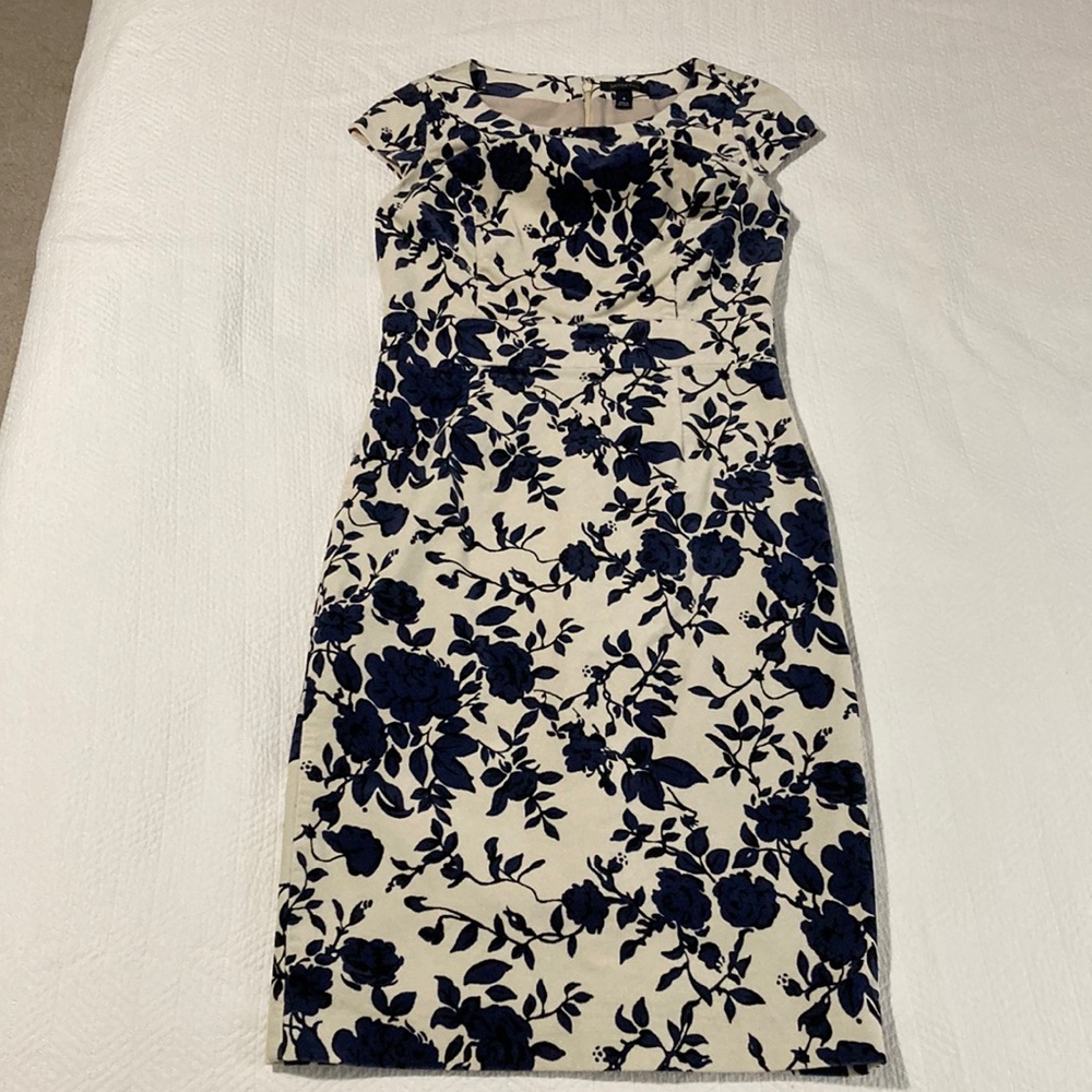 Gorgeous floral print fitted midi dress